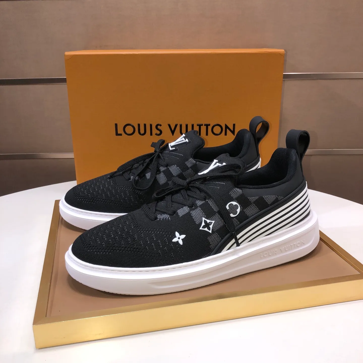 Men's men's shoes 💰640💰Original development, quality shipping, welcome to compare - LV sneaker series sports shoes introduce the loose silhouette of the ready-to-wear series into the spring and summer men's wear shows and make an eye-catching appearance. The cow leather upper is combined with rough fabric laces, and colorful beading highlights the brand's classic elements. LV letters mark the tongue and Monogram floral outsole. Mixed materials Made of top-grain cowhide, thick shoelace design, large Monogram print on the side, mesh lining and cotton feet, the comfort is as extreme as ever, premium heritage, quality first, worth owning! Size: Men’s 38-45 (45 is custom-made and cannot be returned or exchanged)